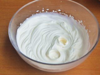 芒果奶油雪糕,低速打发，奶油打发到7成状态，奶油有淡淡的纹路。