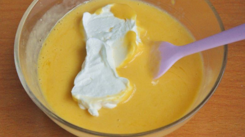 芒果奶油雪糕,加入一半的奶油，混合均匀。