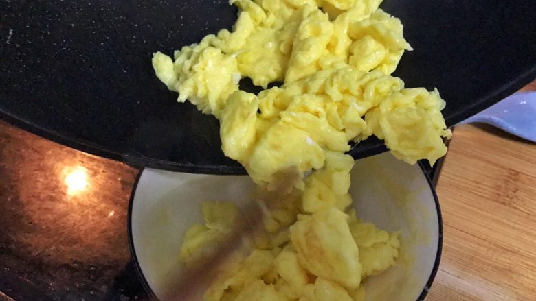 超满足便当（8）,中途装出一次 把碗里粘着的蛋液沾上再倒入锅内炒炒即可出锅 这样的鸡蛋可嫩了