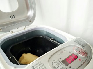 毛毛虫面包,投入面包机启动揉面程序，揉面5分钟后放入盐。