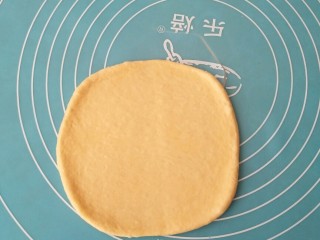 毛毛虫面包,取一个剂子排气擀成方形面皮。