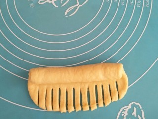 毛毛虫面包,用面包刀切成等量宽度的条。