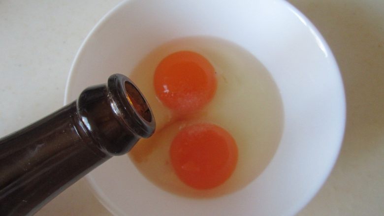 荷兰豆鸡蛋炒米粉,<a style='color:red;display:inline-block;' href='/shicai/ 9'>鸡蛋</a>加入适量的盐和少许黄酒， 搅拌均匀；