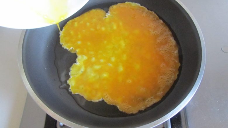 荷兰豆鸡蛋炒米粉,烧热锅放入适量的油，倒入打散的蛋液；
