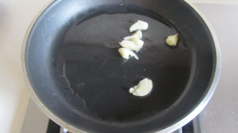 荷兰豆鸡蛋炒米粉,锅中底油放入蒜煸炒；