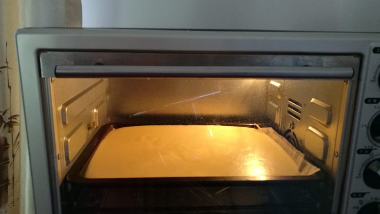 花生末小蛋糕,放入提前预热好的烤箱，175度上火，下火150度，烤18分钟取出。