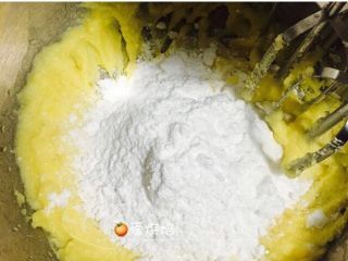 葱香曲奇,黄油软化加入糖粉