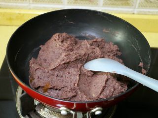 红豆沙,直到炒至红豆泥水分慢慢收干，片糖完全融入豆泥中