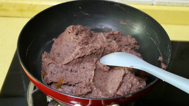 红豆沙,直到炒至红豆泥水分慢慢收干，片糖完全融入豆泥中