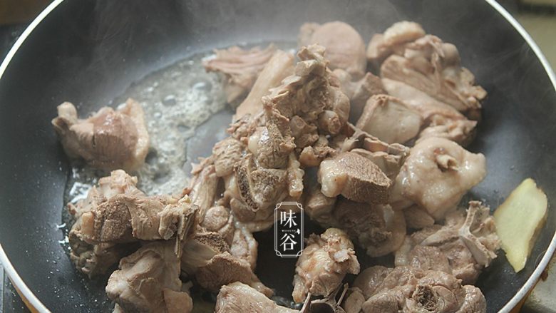 土茯苓笋干老鸭汤,烧热2汤匙油， 鸭肉再下锅，加两三片姜一起，将鸭中的水分炒干，以除去鸭肉剩余的膻味；