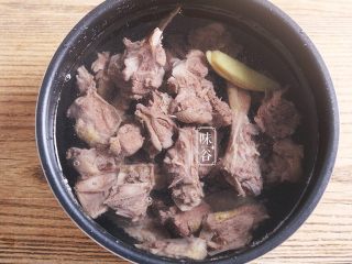 土茯苓笋干老鸭汤,汤锅内放入鸭肉、姜片和适量的水；