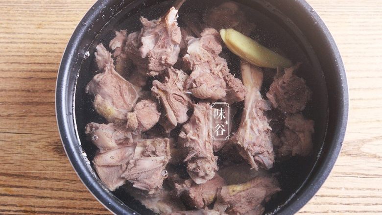 土茯苓笋干老鸭汤,汤锅内放入鸭肉、姜片和适量的水；