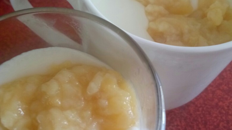 简易桃子双皮奶,噔噔噔噔，双皮奶冷却，当上做好的桃子果酱，酸酸甜甜