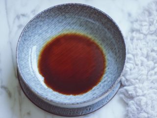 老上海咸豆浆,取一个碗在碗底加入香醋和酱油
