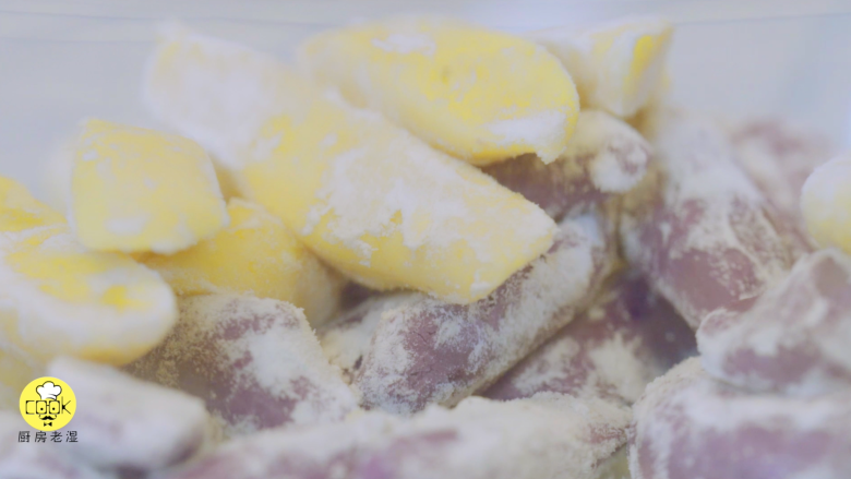 夏日薯条西米露,切条后，撒上薯粉，防止粘成一团
