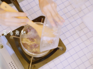 夏日薯条西米露,放入沸水中煮熟