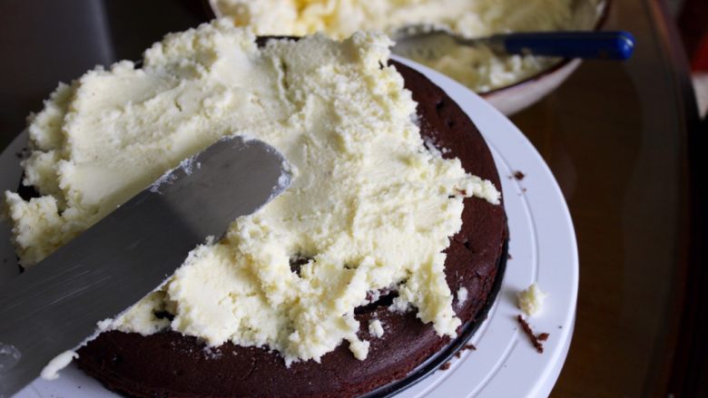 最好吃的基本巧克力蛋糕,蛋糕都考完后，把奶油干酪蛋糕结霜抹上