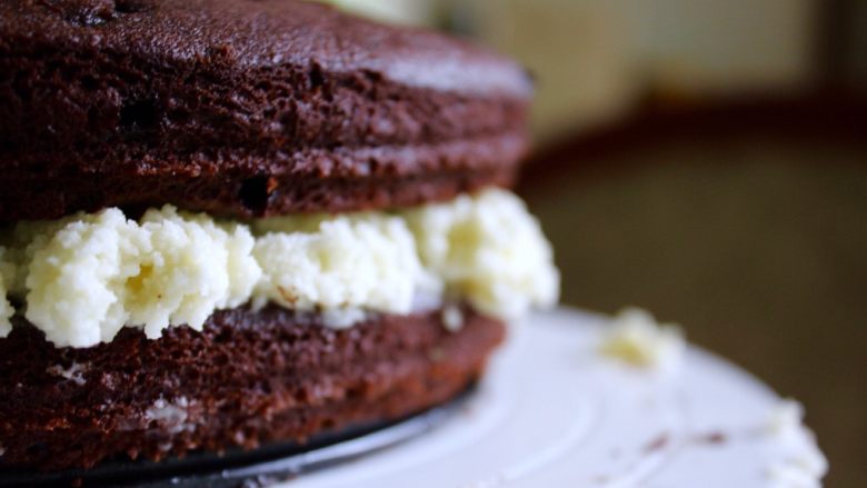 最好吃的基本巧克力蛋糕,把第二层蛋糕放上让后在旁边抹上一薄层