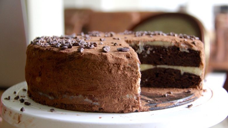 最好吃的基本巧克力蛋糕,加上可可粉和装饰