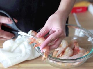 8分钟做一份蒜蓉烤大虾,用剪刀剪掉虾的脚