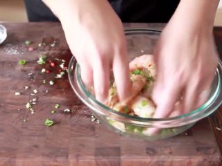 8分钟做一份蒜蓉烤大虾,把所有材料和虾一起拌匀，用手抓手感更好，但是要记得洗手啊