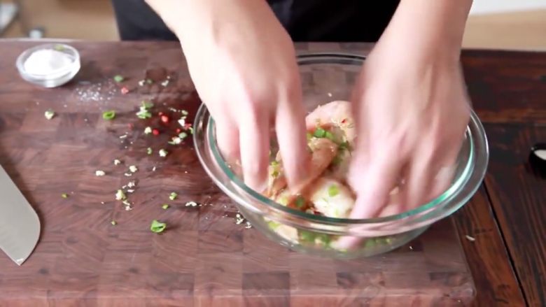 8分钟做一份蒜蓉烤大虾,把所有材料和虾一起拌匀，用手抓手感更好，但是要记得洗手啊