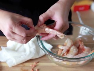 8分钟做一份蒜蓉烤大虾,两种去掉虾线的办法：第一种，剪开虾背，抽出虾线
