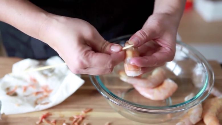 8分钟做一份蒜蓉烤大虾,第二种，用竹签挑出虾线