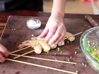 8分钟做一份蒜蓉烤大虾,用竹签串起来准备烧烤了，预约好烤炉，没有烤炉用烤箱也可以哒！