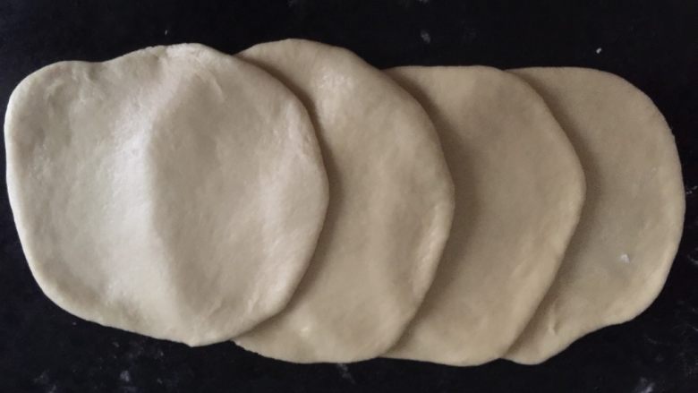 画卷面包,取四分擀成圆形，一张张叠起来，从左往右卷起