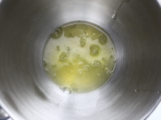 肉松蛋糕卷,鸡蛋先分好，蛋白放入无油无水盆子里