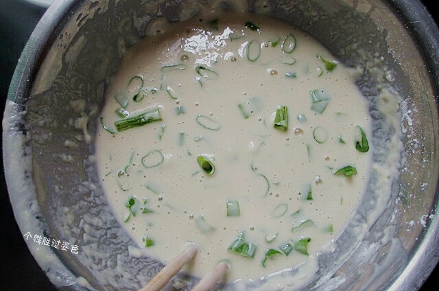 葱花鸡蛋饼,把葱花放入面糊里，用筷子搅拌均匀