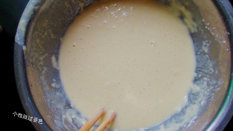 葱花鸡蛋饼,倒入适量的水，用筷子搅成面糊
