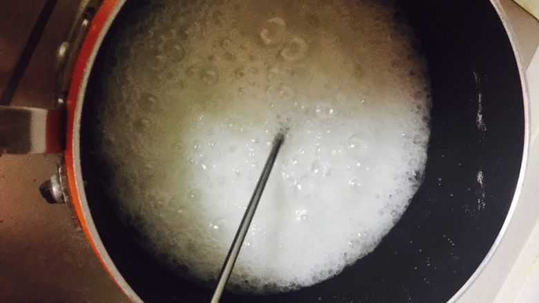冰雪奇缘女王系【意式奶油霜】
,水，糖混合 煮至118度
