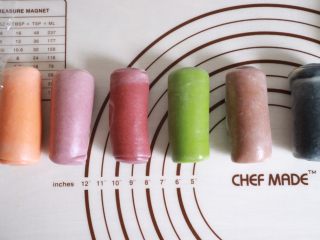 彩虹红豆酥,其他颜色按照同样的手法擀长卷好，再盖上保鲜膜松弛十分钟