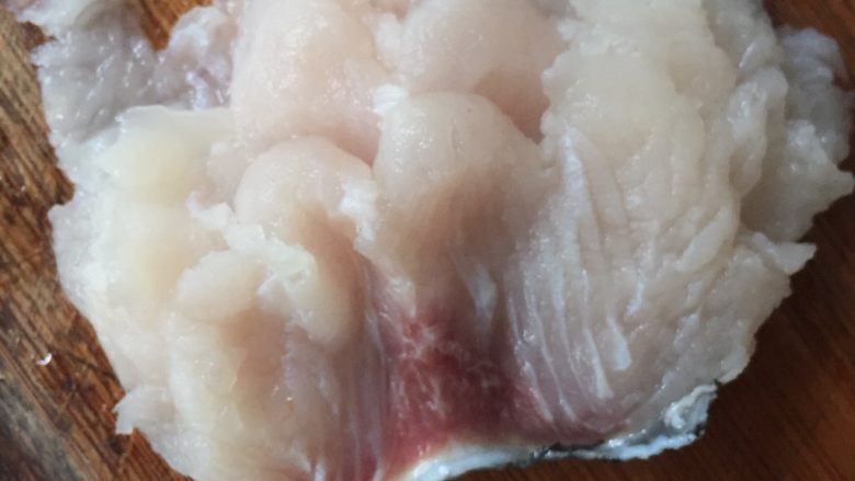 采菊,取净鱼肉，片成夹刀片，厚度稍微厚点，大概一组5片，注意不要把鱼皮切断，只切鱼肉