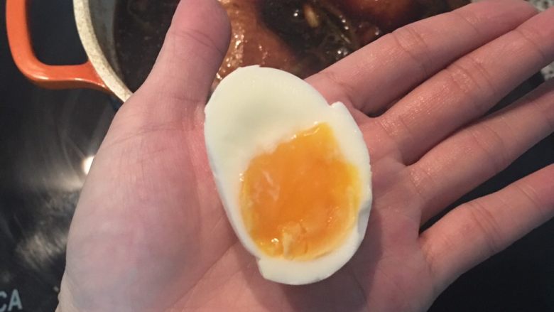 醬滷雞腿+溏心蛋,此為煮7分鐘後的蛋黃狀態,不流動但未全熟。