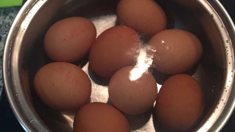 醬滷雞腿+溏心蛋,滷雞腿時，順便煮滾一鍋水，小心的將蛋放入，設定計時7分鐘，持續用中大火繼續煮。