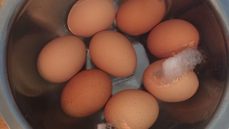 醬滷雞腿+溏心蛋,同時準備一鍋冰水，等7分鐘到，馬上撈出雞蛋泡入冰水中。等到雞蛋完全降溫後便可以將每顆雞蛋的兩邊和側邊都敲裂後，再放回冰水中泡ㄧ下，接著從較圓的那側開始剝殼，