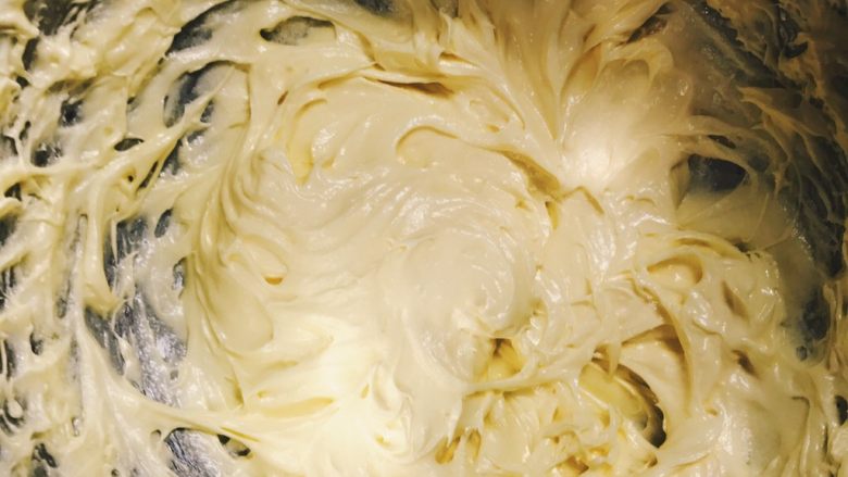 蜜豆麦芬蛋糕,打发好的混合物应该顺滑，颜色微黄，蓬松