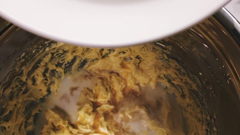 蜜豆麦芬蛋糕,加入面粉，用橡皮刮刀拌匀，搅拌时从底部向上翻拌，不要划圈搅拌，以免面粉起筋