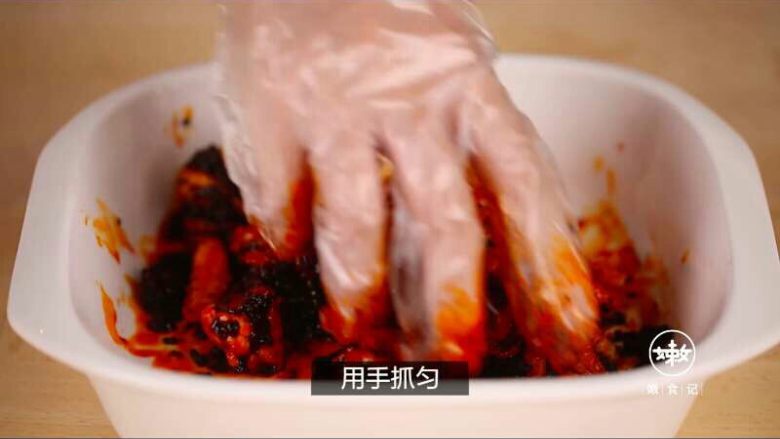 麻辣小龙虾粽子,用手抓匀