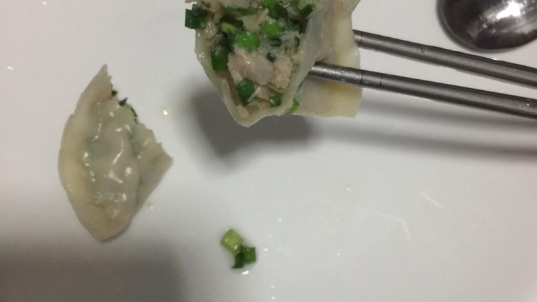 韭菜肉饺,如果不能确定是否熟透，可以夹一个看看。