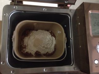 可可麻薯软欧包,在面粉顶端加入酵母，选择面包机的和面程序，10分钟。