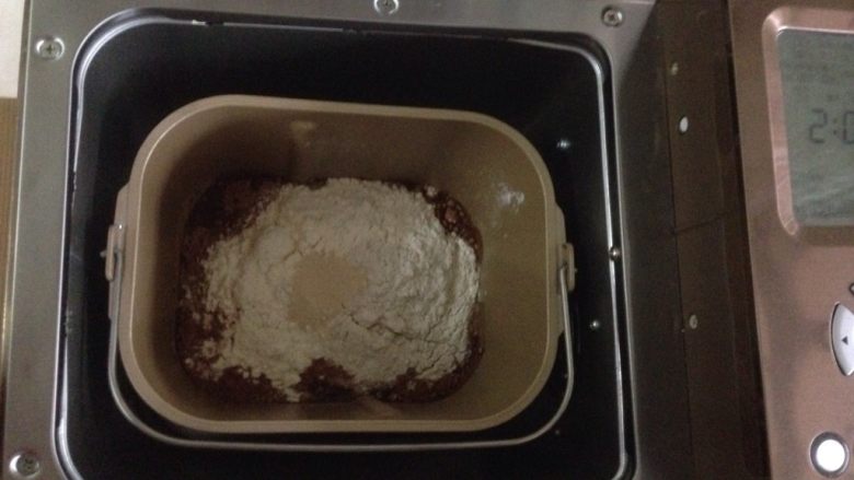 可可麻薯软欧包,在面粉顶端加入酵母，选择面包机的和面程序，10分钟。