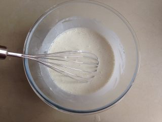 可可麻薯软欧包,先做麻薯团，用温开水将奶粉冲调好，然后加入糯米粉、玉米淀粉和糖拌均匀，过筛一次。