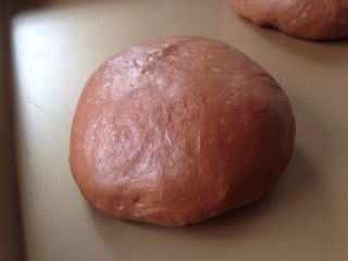 可可麻薯软欧包,圆形的收口朝下，放在不粘烤盘上