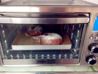 可可麻薯软欧包,放入已经预热好175度的烤箱，烘烤25分钟
