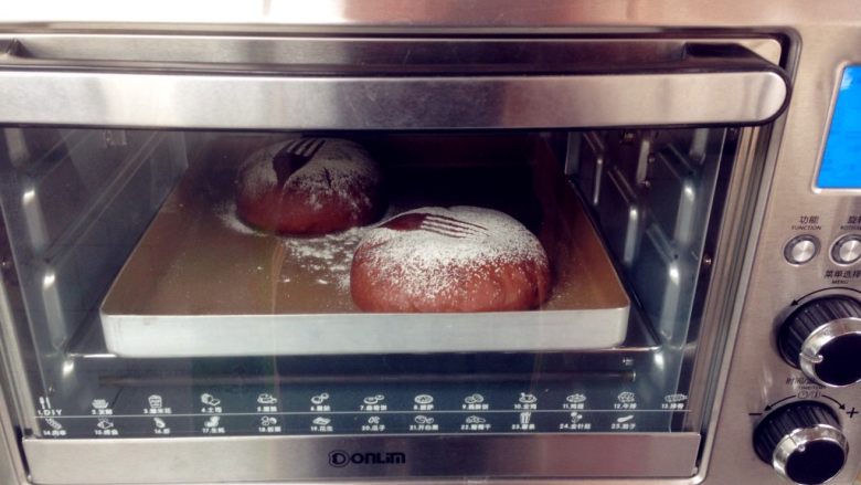 可可麻薯软欧包,放入已经预热好175度的烤箱，烘烤25分钟