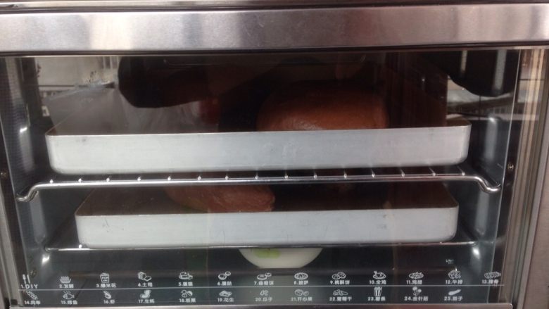 可可麻薯软欧包,将面包坯放入东菱烤箱，内置一碗热水，发酵40分钟左右。发酵完将面包坯和热水取出，将烤箱预热175度。